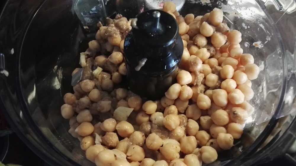 Triturador con garbanzos dentro