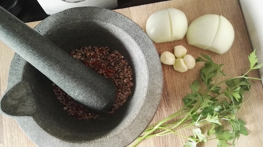 Sally Pepper-Spices-Tienda-Especias-salsas-chiles-Madrid-Receta-FALAFEL-mortero-ajo-cebolla-perejil fresco-1000 x 561
