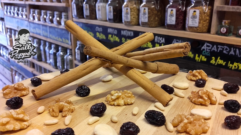 Especias y frutos secos para hacer "rollos de canela con salsa de caramelo":Canela, Arandanos secos, Piñones, Nueces y Almendras