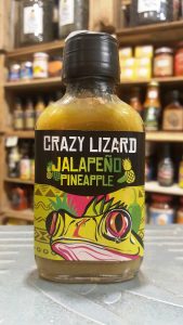 Botella de salsa picante crazy lizard jalapeño pineapple en la tienda de especias Sally Pepper Spices