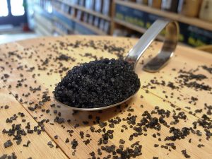 Sal negra de Hawái de grano grueso, brillante y con una textura crujiente.