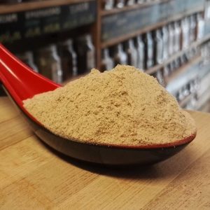 Una cuchara llena de Curry Rendang encima de una tabla de madera