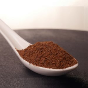 Clavo molido en una cuchara