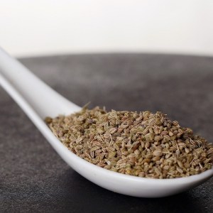 Ajwain en una cuchara en la tienda de especias Sally Pepper