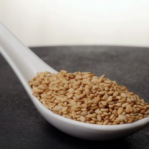 Ajonjolí dorado o Sésamo Dorado en una cuchara