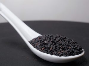 Sésamo negro o ajonjolí negro en una cuchara
