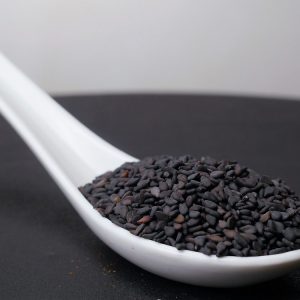 Sésamo negro o ajonjolí negro en una cuchara