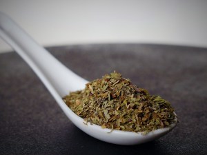 Albahaca seca en una cuchara en la tienda de especias Sally Pepper