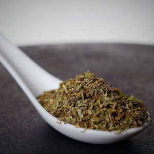 Albahaca seca en una cuchara en la tienda de especias Sally Pepper