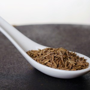 Alcaravea en grano en una cuchara
