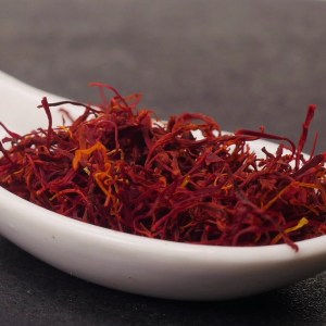 Hebras de azafrán en una cuchara en la tienda de especias Sally Pepper