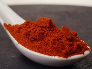 cuchara de cerámica con Pimentón Picante Esencia.