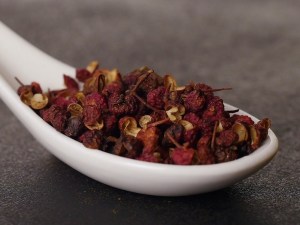 Vainas de Pimienta de Sichuan de color rojo en una cuchara en la tienda de especias Sally Pepper en Madrid