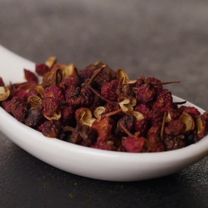 Vainas de Pimienta de Sichuan de color rojo en una cuchara en la tienda de especias Sally Pepper en Madrid