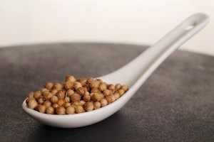 Cuchara llena de Semillas de Cilantro