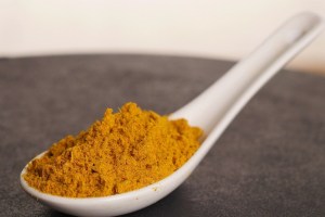 Cuchara llena de curry London en polvo