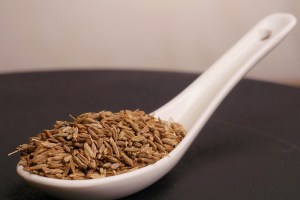 cuchara llena de semillas de comino