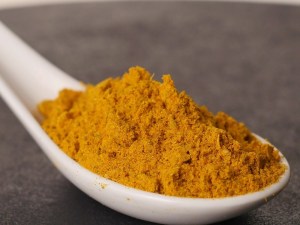 Cuchara llena de curry London en polvo