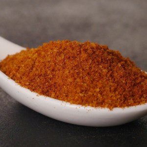 Mezcla de especia para callos en una cuchara en la tienda de especias Sally Pepper en Madrid