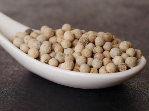 Cuchara de porcelana llena de pimienta blanca en la tienda de especias Sally Pepper en Madrid