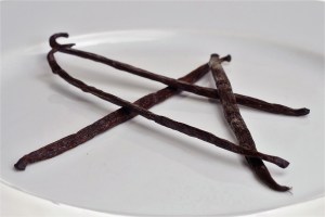 Vainas de vainilla en un plato blanco