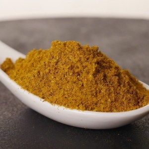 Cuchara de cerámica llena de Garam Masala en la tienda de especias Sally Pepper en Madrid