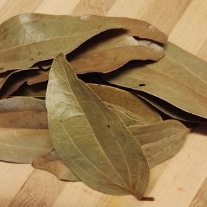 Hojas de Canela encima de una tabla de madera en la tienda de especias Sally Pepper en Madrid