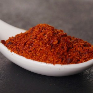 Cuchara de cerámica llena de Harissa en la tienda de especias Sally Pepper en Madrid