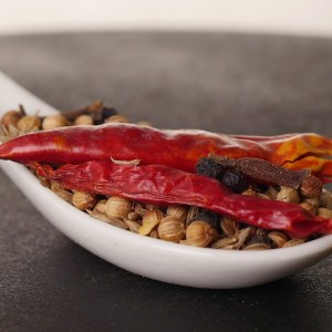Cuchara de cerámica llena de especias para caracoles en la tienda de especias, chiles y salsas picantes Sally Pepper en Madrid