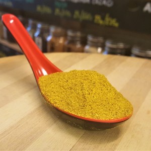 Cuchara llena de Curry Colombo en la tienda de especias Sally Pepper en Madrid
