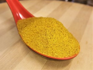 Cuchara llena de Curry Colombo en la tienda de especias Sally Pepper en Madrid