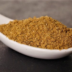 Cuchara llena de adobo para Shawarma de pollo en la tienda de especias Sally Pepper