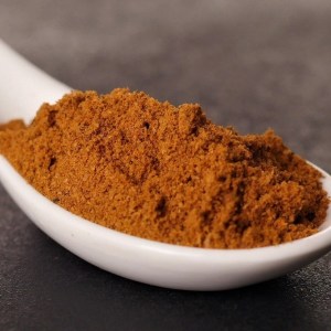 Cuchara llena de la mezcla de especias para adobar shawarma de carne en la tienda de especias Sally Pepper