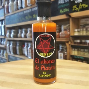 Botellita de cristal de la salsa picantes El Aliento de Satán by J.J.Foodies en la tienda de especias Sally Pepper