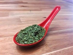 Hojas secas de ajo de oso en una cuchara