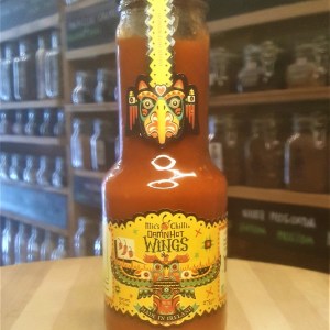 Botella de cristal de Salsa Damn Hot Wings para alitas de pollo de Mic's Chilli en la tienda de especias, chiles y salsas picantes Sally Pepper en Madrid