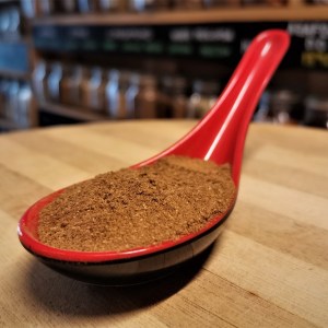 Cuchara llena de la mezcla de especias "polvo de cinco especias chinas común" en la tienda de especias Sally Pepper