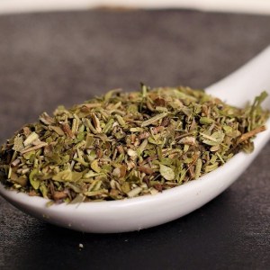 Cuchara de cerámica llena de hierbas provenzales también llamadas hierbas de Provenza en la tienda de especias Sally Pepper en Madrid