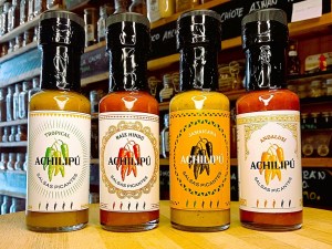 Cuatro botellas de Achilipú Salsa Picantes de 125 ml. en la tienda de especias Sally Pepper en Madrid