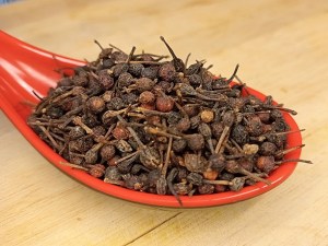Cuchara llena de granos de pimienta Voatsiperifery de Madagascar en Sally Pepper Spices la tienda de especias en Madrid