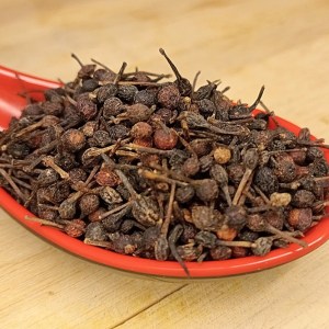 Cuchara llena de granos de pimienta Voatsiperifery de Madagascar en Sally Pepper Spices la tienda de especias en Madrid