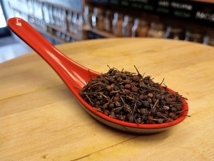 granos de pimienta salvaje voatsiperifery de Madagascar en una cuchara en la tienda de especias Sally Pepper en Madrid