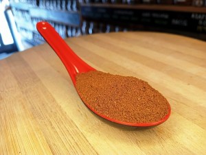 Cuchara llena de baharat, la mezcla de especias de Oriente Medio en Sally Pepper la tienda de especias en Madrid