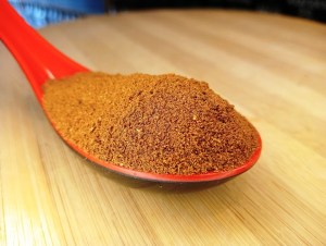 Cuchara llena de baharat, la mezcla de especias de Oriente Medio en Sally Pepper la tienda de especias en Madrid