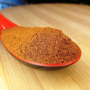Cuchara llena de baharat, la mezcla de especias de Oriente Medio en Sally Pepper la tienda de especias en Madrid