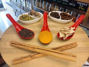 Especias para hacer leche dorada (golden milk): cúrcuma, pimienta negra, jengibre, canela, cardamomo, nuez moscada, clavo y anís estrellado.