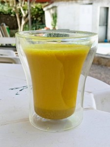 vaso de cristal de haldi doodh, en un jardín de exteriores