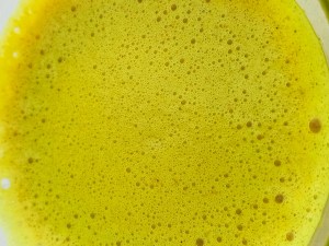 Superficie espumosa de color amarillo de leche dorada