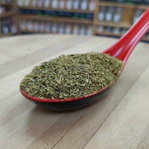 Orégano griego salvaje en una cuchara