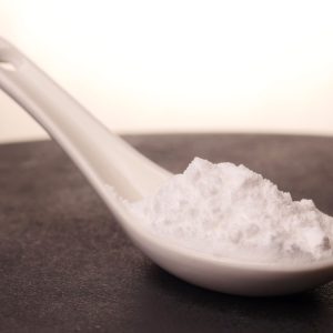 Cuchara llena de vainilla azucarada en polvo